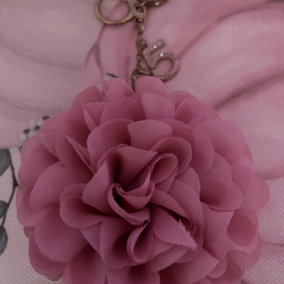 $6.99 SHIPPING FLOWER KEYCHAIN 🌸🌷🌹 - Picture 2 of 3